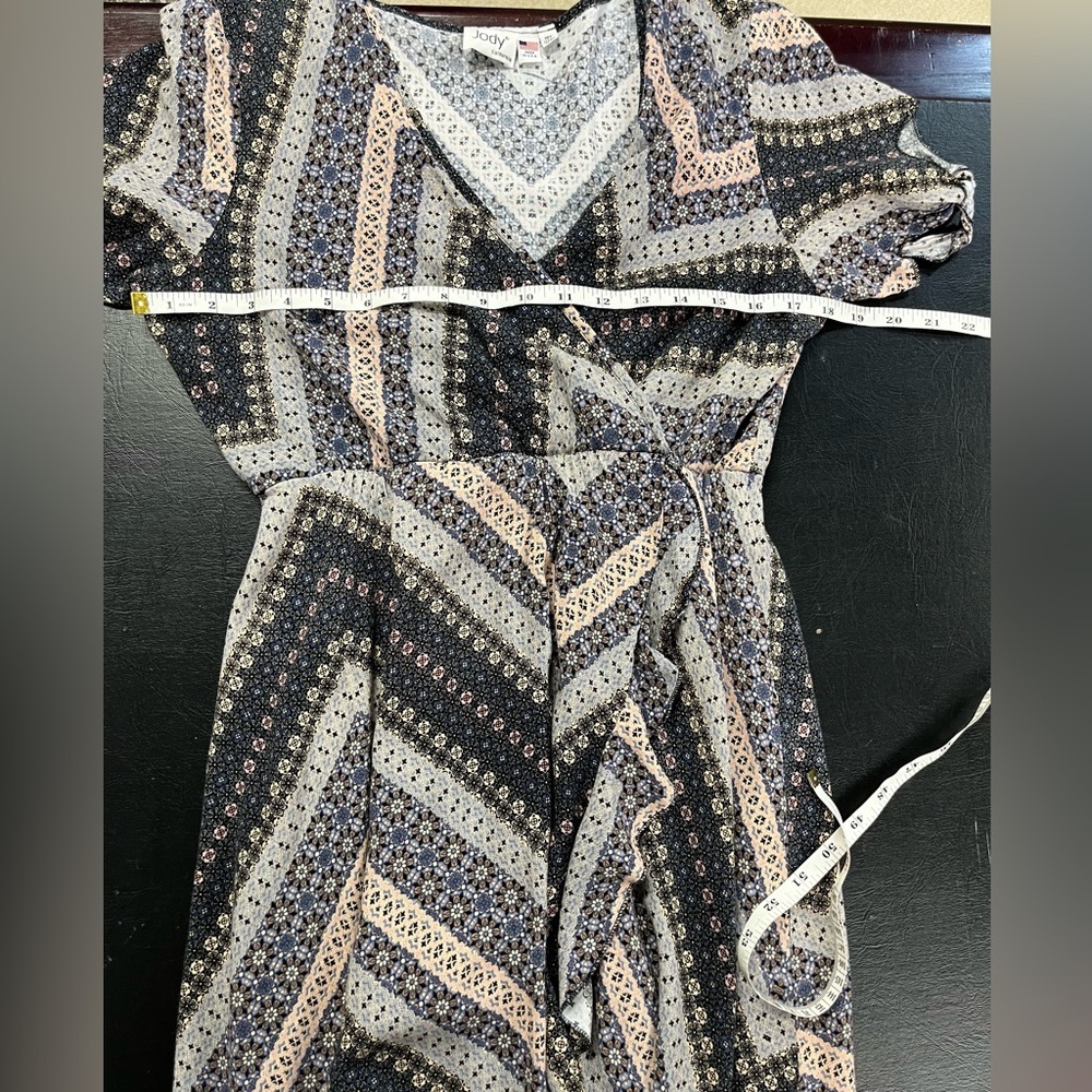 Jody wrap-style dress size medium - Picture 8 of 9